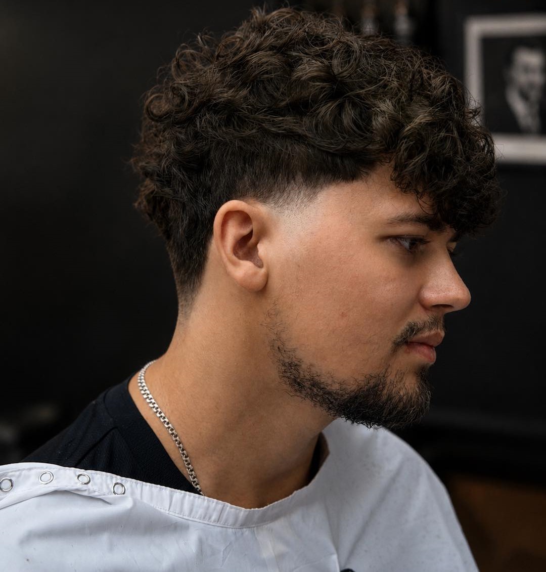 Текстурний тейпер з кучерями — робота Razor Barbershop